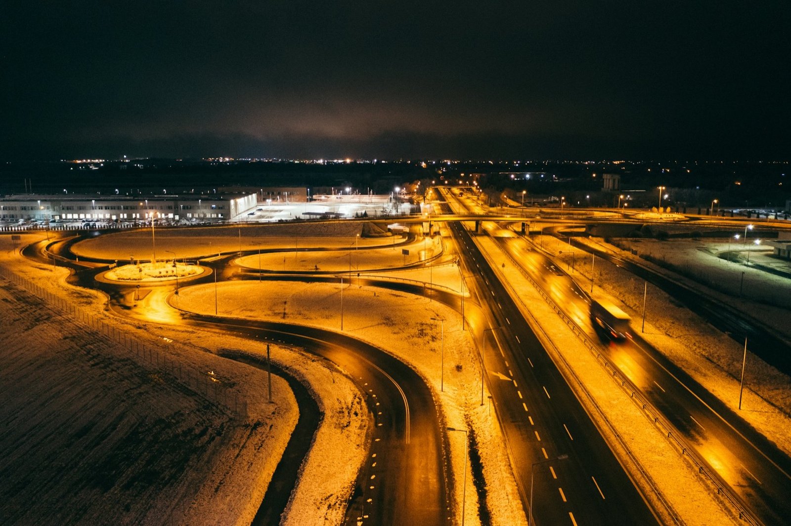 Corredor carretero del noreste de México con transporte de carga de noche