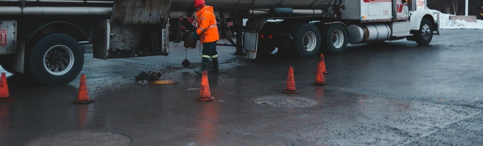 Maniobra de descarga de combustible en estación