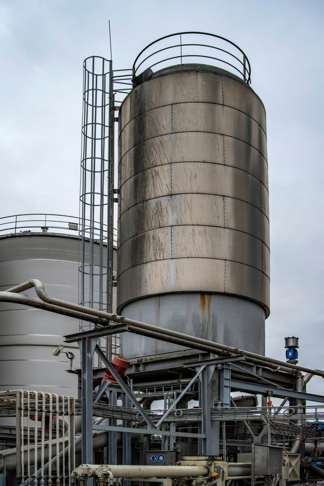 Terminal de almacenamiento de combustible con tanques verticales